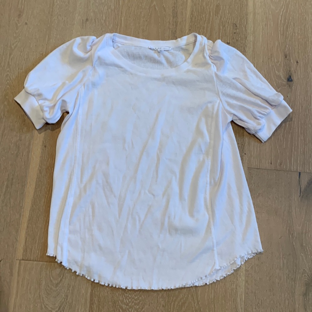 White top with cuffed sleeves